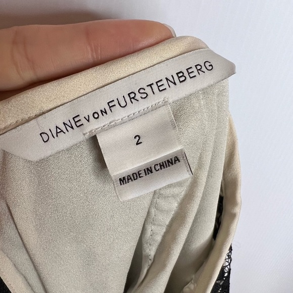 DIANE von FURSTENBERG Scotia Lace Pencil Skirt. Size 2 - Picture 8 of 11